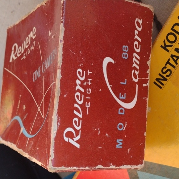 Revere Eight Cine Camera - Picture 2 of 4